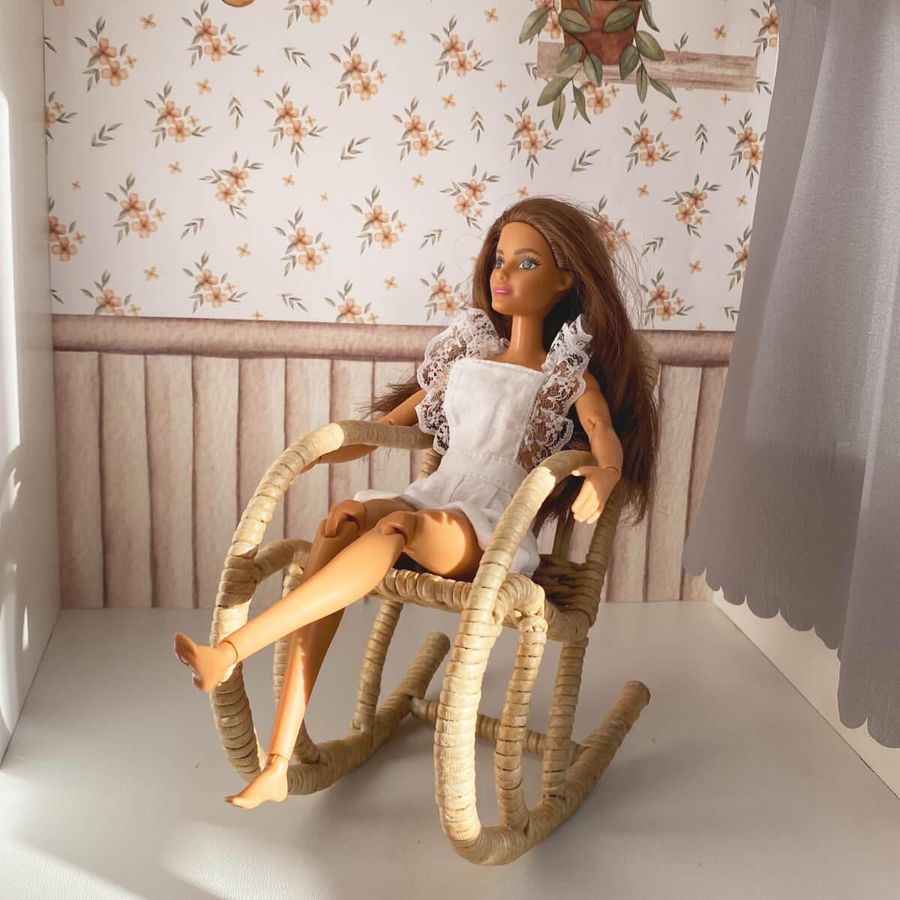 Плетеное кукольное кресло-качалка из лозы для кукол Барби от Nestwood